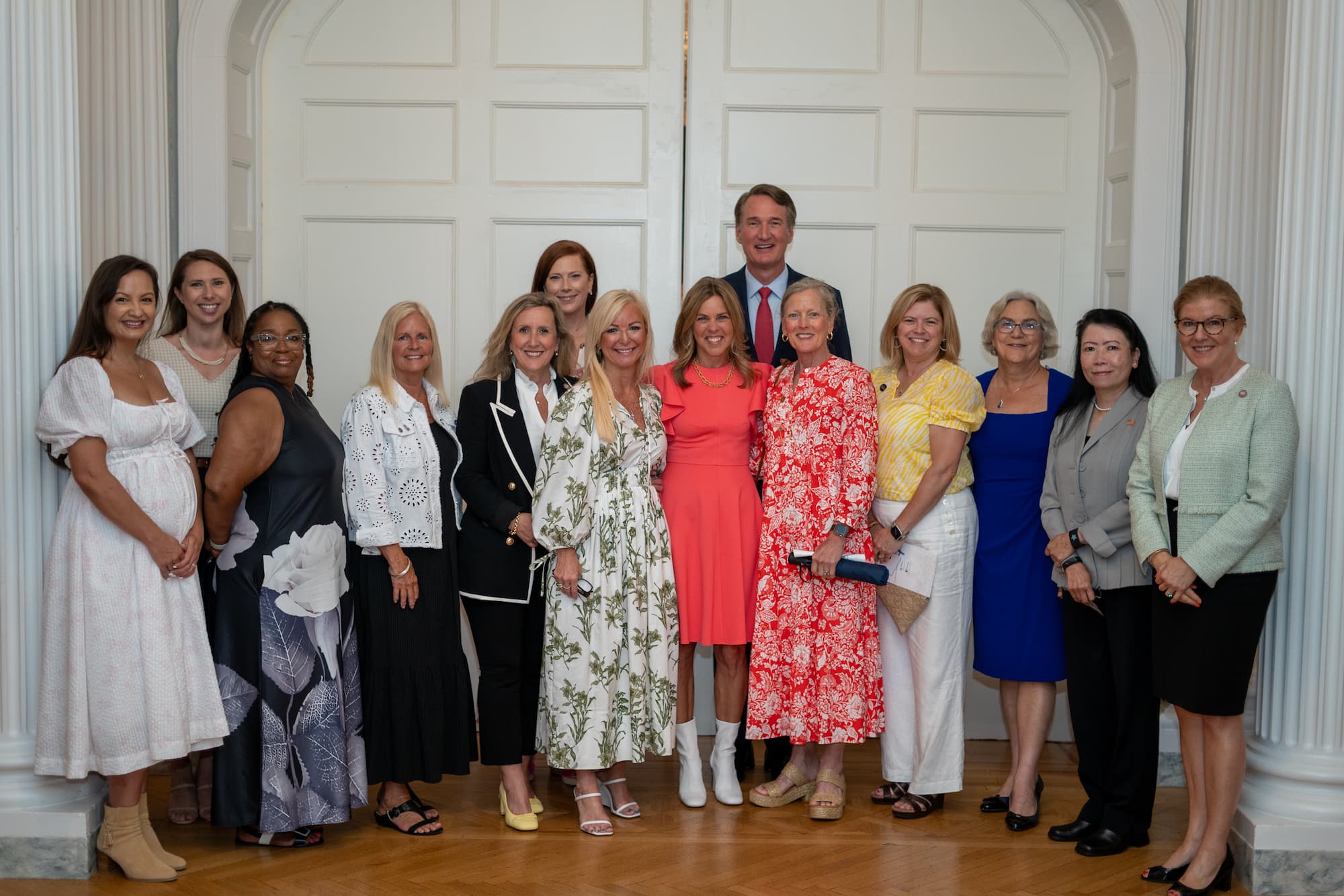 Mujeres de pie junto al Gobernador